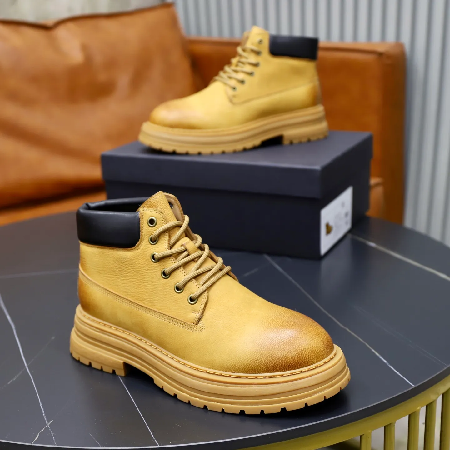 Ex-factory price: 680💰Thick wool imported from Australia Brand: UGG genuine purchasing agent Size: 38-44 (customized in 45) Grade: Official website 1:1 Material: First-layer genuine leather waterproof and antifreeze upper Real wool lining Original non-slip Soft wear-resistant outsole Style category: Men's casual shoes Trendy style Comfortable on the feet Color: Official website color synchronization